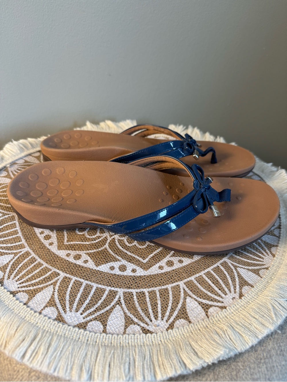 VIONIC Women's Flip Flops Comfort Sandals Blue Patent Bow Size 8